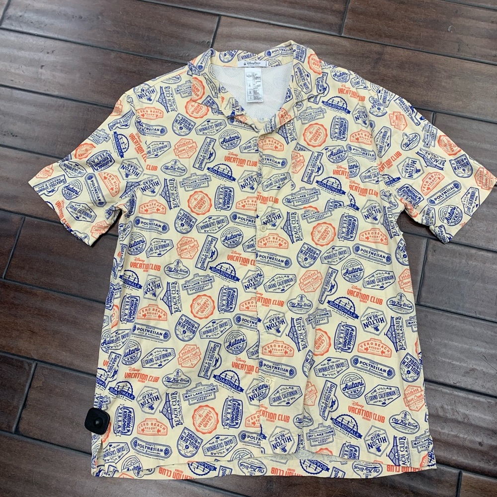 DISNEY PARKS VACATION CLUB BUTTON UP